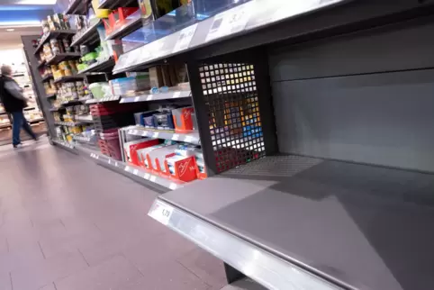 Die Regale sind leer geräumt. Warum das nur?