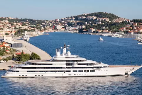 Kapitän der „Scheherazade“, hier 2020 in Dubrovnik, ist ein Brite. Die Besatzung soll bis vor Kurzem ansonsten aus Russen bestan
