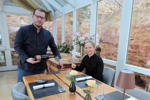 Die Betreiber der Alten Pfarrey, die Spitzenköche Silvio Lange und Bettina Kissling-Lange, freuen sich über ihren Michelin-Stern