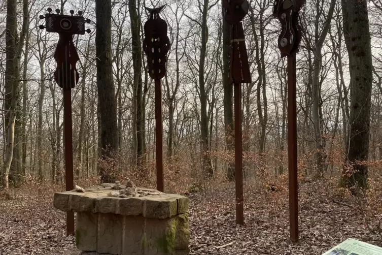 Das &bdquo;Mystische Gastmahl&ldquo; Motz Tietzes schafft mitten im Wald einen sakralen Ort. 