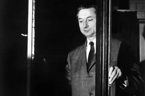 Eines der raren Fotos von Theo Albrecht – nach seiner Freilassung im Dezember 1971 an einem Fenster seiner Villa. Er war entführ