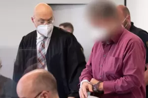 Auf dem Weg zum Geständnis: der Todesschütze mit seinem Ludwigshafener Anwalt Alexander Klein.