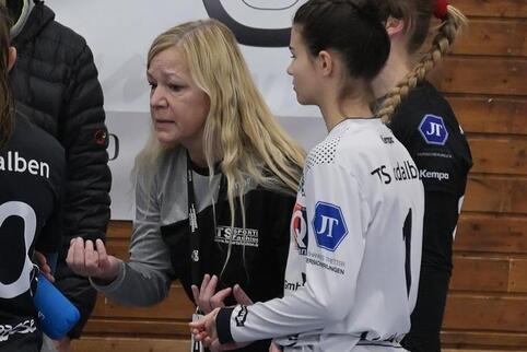 TSR-Trainerin Yvonne Schäfer mit der guten Torhüterin Hannah Allgaier. 