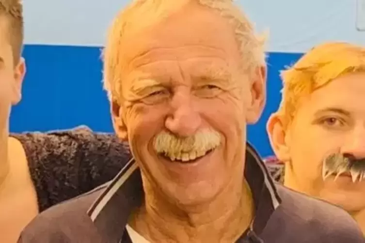 Peter Jacqu&eacute; ist inzwischen 75 Jahre alt. Nach wie vor steht er am Beckenrand.
