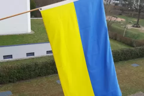 Zu den zahlreichen Solidaritätsbekundungen für die Ukraine zählt das Hissen von deren Flagge. Es gibt aber auch vielfältige rich