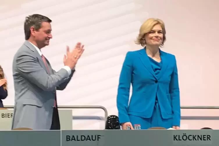 CDU-Fraktionschef Christian Baldauf applaudiert der scheidenden Landesvorsitzenden Juila Klöckner, der er im Amt nachfolgen will