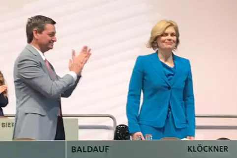 CDU-Fraktionschef Christian Baldauf applaudiert der scheidenden Landesvorsitzenden Juila Klöckner, der er im Amt nachfolgen will