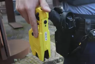 Der Taser ist eine Elektroschockpistole, die im Idealfall eine Person kurzzeitig außer Gefecht setzen soll, ohne sie ernsthaft z