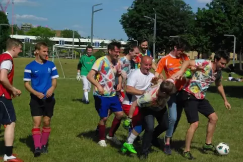 Wenn drei Teams gegeneinander spielen, kann jeder Gegenspieler auch ein Verbündeter sein. 