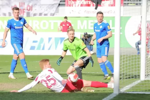 Der letzte Offenbacher Streich: Mathias Fetsch (vorne) trifft zum 3:0. 