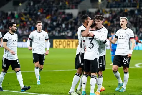 Die deutschen Spieler jubeln über das 1:0.