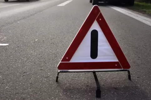 Als ein Zeuge das warndreieck aufstellte, fuhren die Unfallautos davon. 