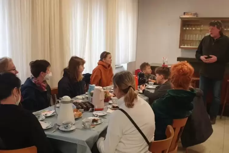 Ukrainische Fl&uuml;chtlinge im B&uuml;rgerhaus M&uuml;nsterappel. Stehend 2. v. r.: Ortsb&uuml;rgermeister Gernot Pietzsch.