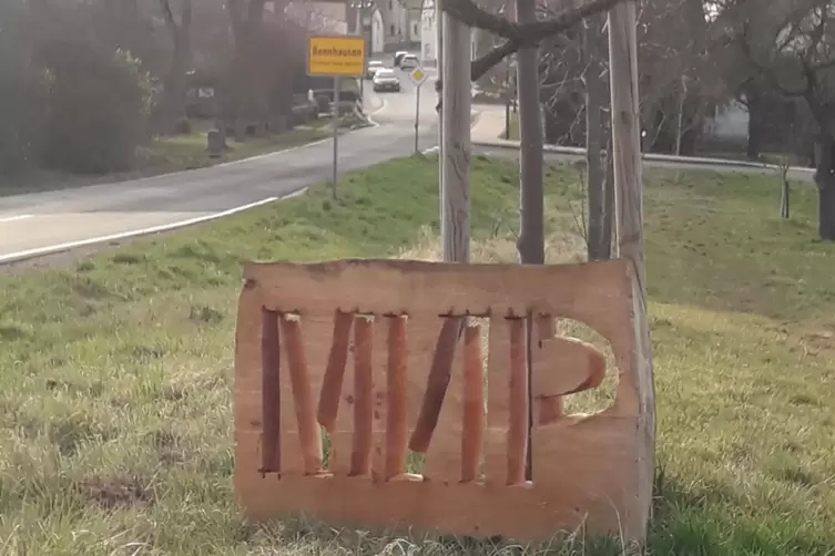 Holzobjekt von Ulrich Wolski, Bennhausen. In kyrillischer Schrift steht hier &bdquo;Mir&ldquo; &ndash; das hei&szlig;t &bdquo;Frieden&ldquo;, und zwar sowohl auf Ru
