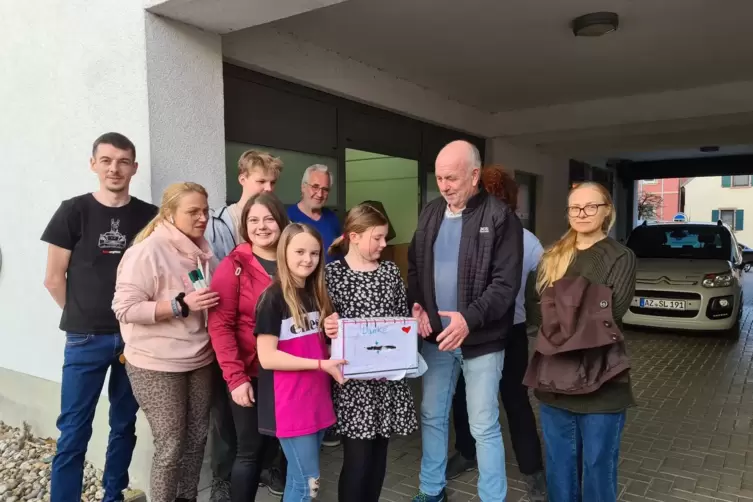 Mehr als 1200 Euro brachte der Kuchenverkauf von Mila Maiwald (vorne mit der Spendenbox) und ihrer Freundin Jolie Korschelt (lin