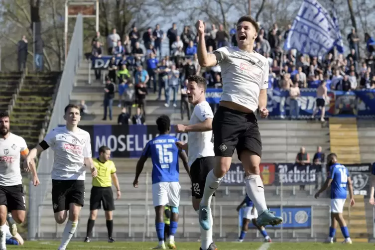 Arminias Mittelfeldspieler Marcel Bormeth bejubelt im Spiel gegen Eintracht Trier seinen Treffer zum 1:1.