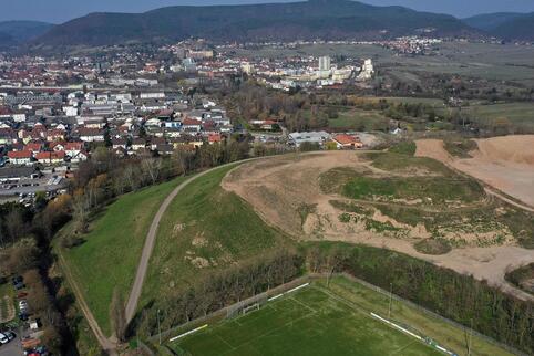Blick auf das Gartenschaugelände: der Monte Scherbelino, vorne ist der VfL-Sportplatz zu sehen.