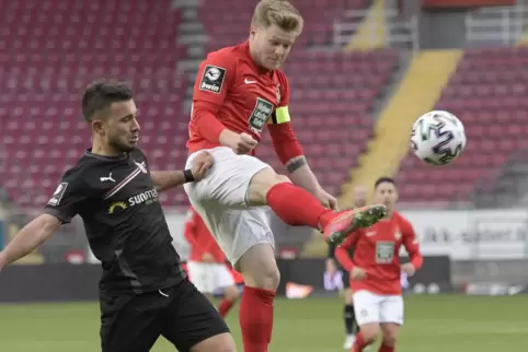 Im Einsatz: Jean Zimmer (rechts) im Duell mit dem für den FSV Zwickau spielenden Can Coskun.