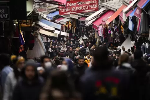 Menschen drängen sich in einem Istanbuler Straßenmarkt.