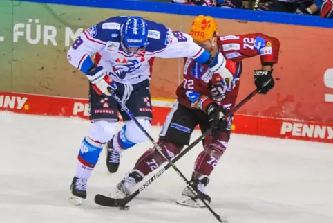 Typisch für dieses Adler-Wochenende: Philip Bruggisser nimmt David Wolf die Scheibe weg.