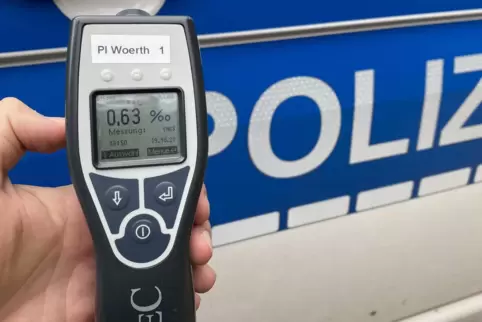 Per Schnelltest wurde der Atemalkoholwert der Frau gemessen. 