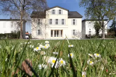 Das Schlösschen im Park zeugt noch von den adligen Einwohnern des 19. Jahrhunderts. 
