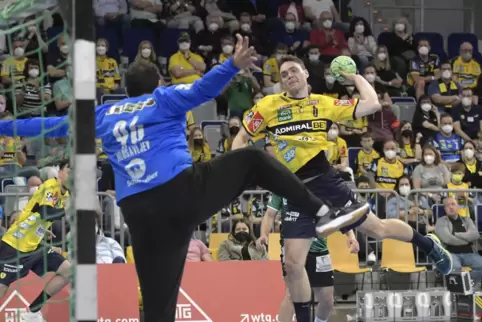 Niclas Kirkelökke erzielt gegen den Berliner Torwart Dejan Milosavljev das Tor zum 6:13