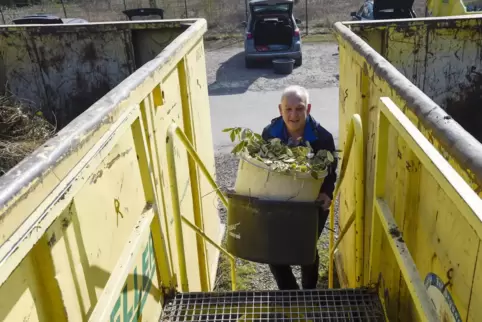 Schwere Stufen: Ferdinand Wohninsland trägt seinen Grünschnitt zwar problemlos die schmale Treppe hoch, um ihn in den Container 