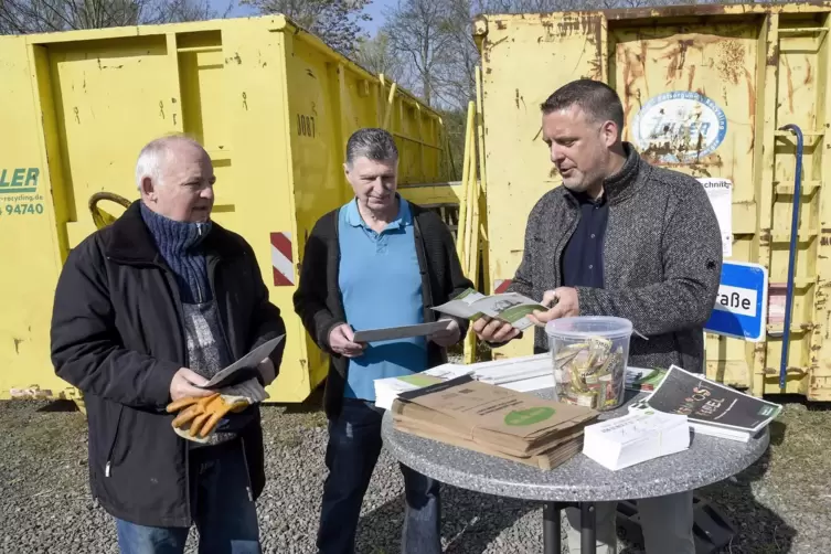 Mit Abfallfibel und Gummib&auml;rchen: Kreisbeigeordneter Volker Kn&ouml;rr (rechts) und B&uuml;rgermeister Herbert Knoll im Gespr&auml;ch bei der A