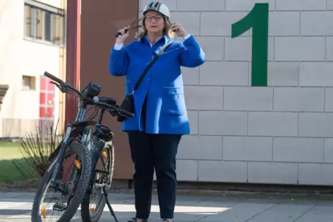 Nach der Stimmabgabe: Anke Rehlinger verlässt in Nunkirchen das Wahllokal und setzt sich ihren Fahrradhelm auf. 