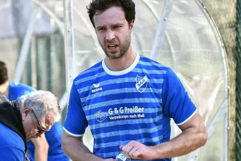 „So haben wir in der Liga nichts zu suchen“: SGR-Spielertrainer Patrick Hildebrandt wird nach Abpfiff der Heimpartie gegen Fußgö