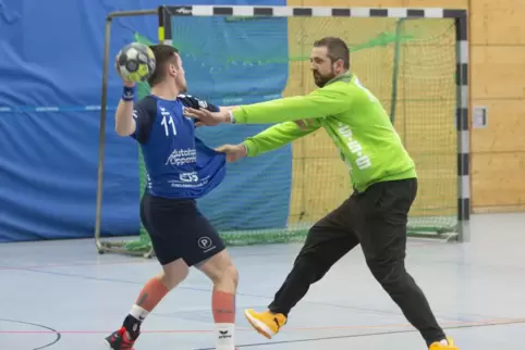 Das sieht auch nicht oft, einen Torwart als Abwehrspieler: Hier stoppt der bärenstarke Norman Dentzer (rechts) den Nieder-Olmer 