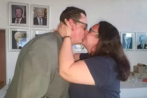 Küsschen für den Sieger. Ehefrau Nathalie gratuliert Patrick Sema zum Wahlsieg.