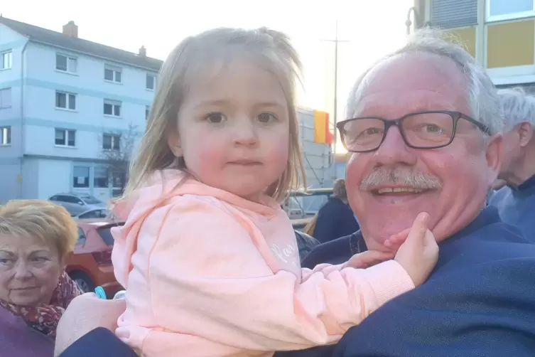 Enkelin Klara freut sich: Opa Thomas Peifer hat demn&auml;chst mehr Zeit f&uuml;r sie.