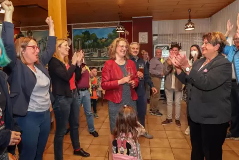 Im Kreise ihrer Unterstützer und ihrer Familie im Restaurant „Zur Pfalz“ in Hanhofen: Silke Schmitt-Makdice (Mitte).