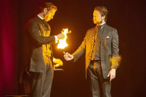 Elegant gekleidet und und rheotrisch gewandt gaben sich die beiden Magier Martin Köster (links) und Alexander Hunte bei ihrem Au