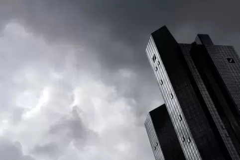 Dunkle Wolken über der Zentrale der Deutschen Bank in Frankfurt: Auch wegen des Ukraine-Krieges sind die Finanzmärkte hochnervös
