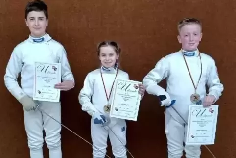 Einmal Bronze, zwei Gold (von links): Fynn Lehner, Mia Eve Paul und Jannis Euskirchen. Einmal Bronze, zwei Gold (von links): Fynn Lehner, Mia Eve Paul und Jannis Euskirchen.