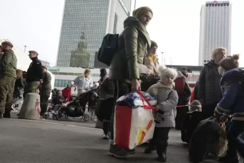 Ukrainische Flüchtlinge am Bahnhof in Warschau. In Polen sind nach offiziellen Angaben bereits 2,3 Millionen Zufluchtsuchende au