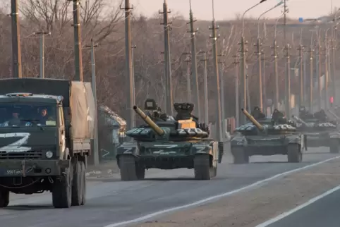 Eine Panzerkolonne mit dem aufgemalten Z-Symbol bei Mariupol.