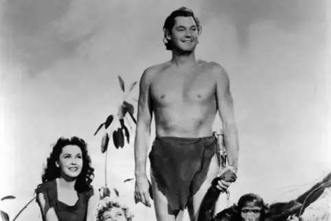 Film-Tarzan Johnny Weissmuller mit Dschungelfreundin Jane, Boy und Schimpansin Cheetah. 