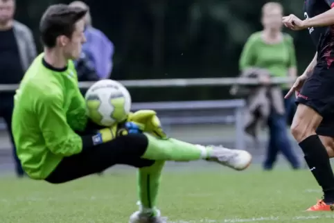 Parierte spektakulär einen Elfmeter: TSG-Keeper Noah Kunz.