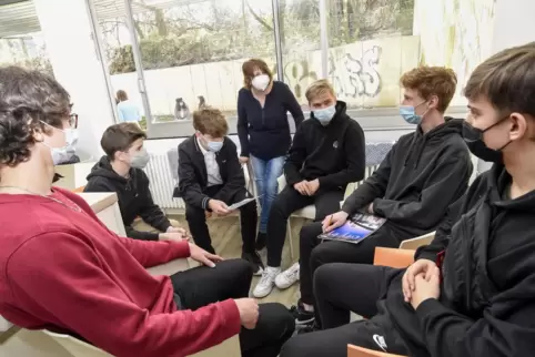 Kennenlernen in kleinen Gruppen: Schüler des Karolinen-Gymnasiums im Gespräch mit ihren neuen Klassenkameraden aus Charkiw und K