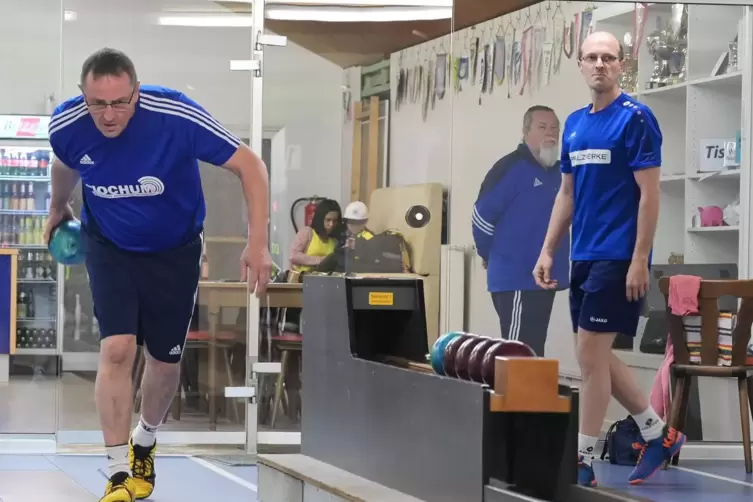 Der Rodalber Ersatzmann Patrick Leiner (rechts) verlor sein Duell mit dem Heltersberger Hans-Joachim Hensel. 