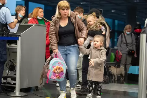 Ukrainische Flüchtlinge kommen am Flughafen Frankfurt an.