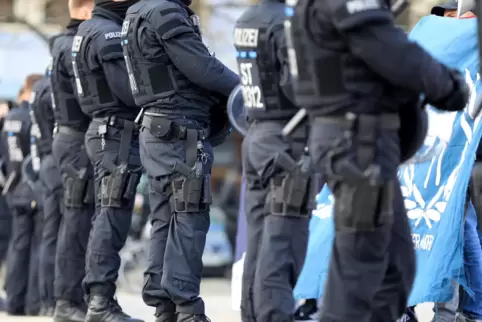 Die Polizei zeigt weiterhin Präsenz bei den Veranstaltungen, muss aber kaum noch eingreifen. 