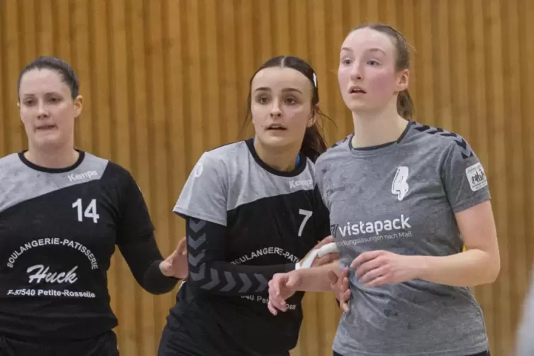 Am Montag noch Gegnerinnen, in der kommenden Spielzeit im gleichen Trikot: Köllertals Rebecca Knoll (Zweite von links) und SV-Kr