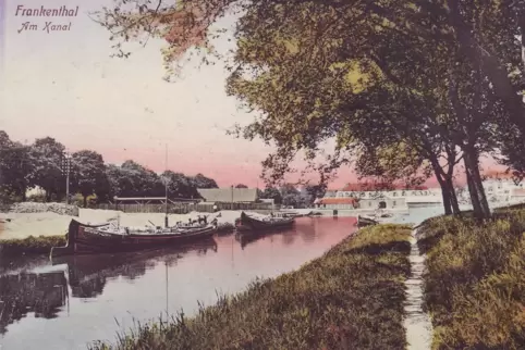Auf dieser Ansichtskarte von 1911 ist im Hintergrund die Silhouette des Kanalhafens zu erkennen. 
