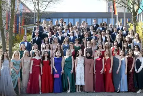 Doppelte Freude: Alle 82 Schüler haben ihr Abitur bestanden – und durften zudem endlich „richtig“ feiern. 