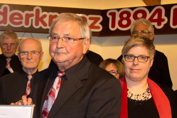 Gesangverein-Vorsitzender Helmut Schmidt und der Chor bei der Feier zum 125-jährigen Bestehen im Jahr 2019.